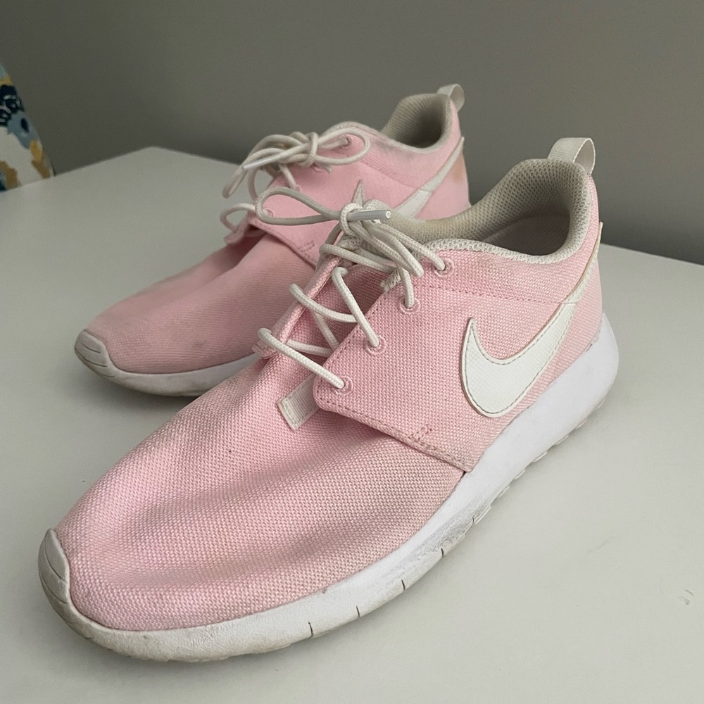 Nike Kids Roshe Shoes, Size 6.5Y
